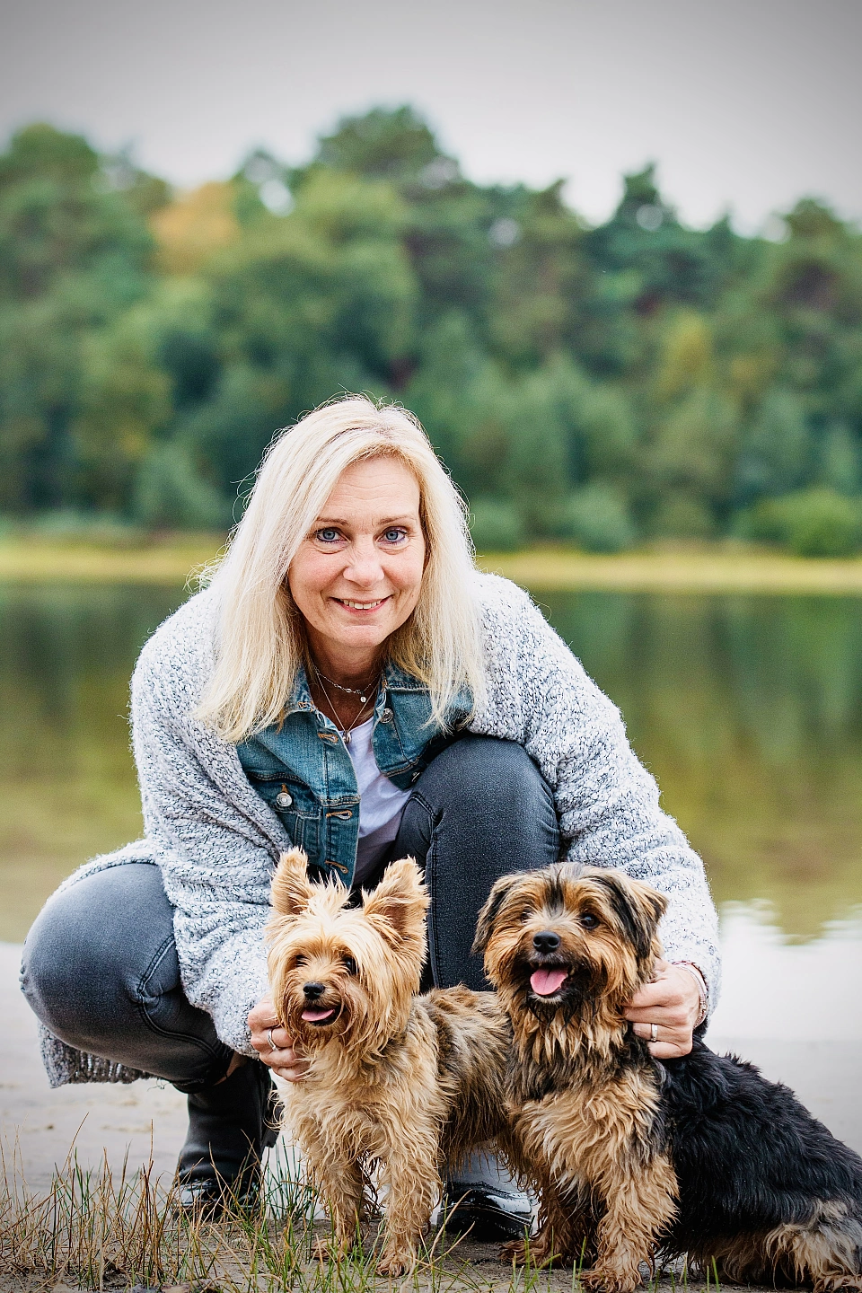 Schulsekret&auml;rin Sandra Lammert mit Hunden